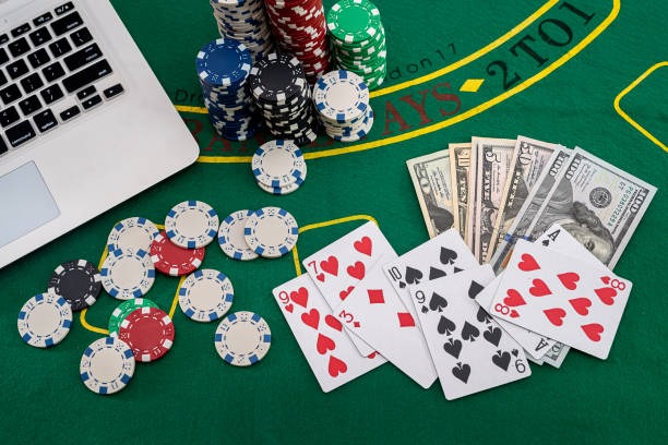 Domino QQ live table on 138 slot mobile app showing dealer and player tiles